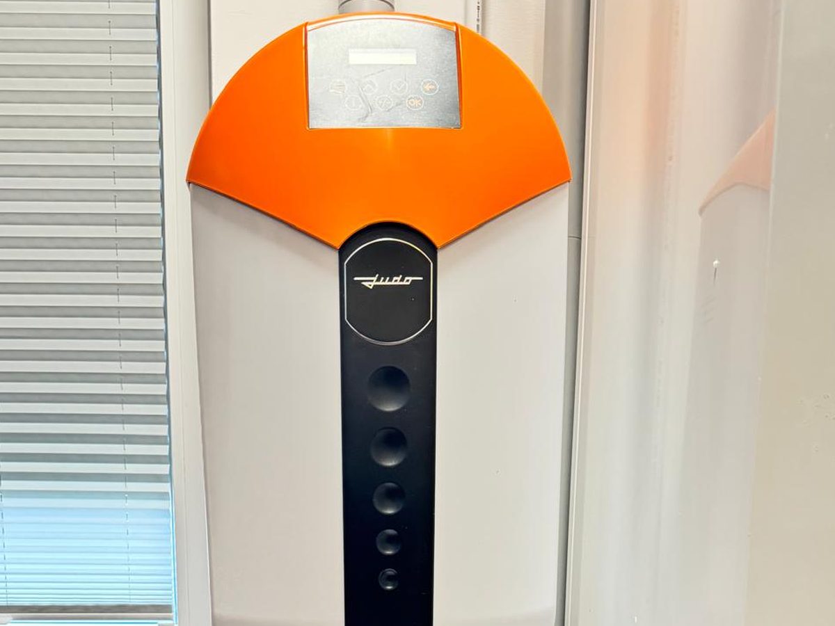 Enthärtungsanlage an der Wand im Hausanschlussraum
