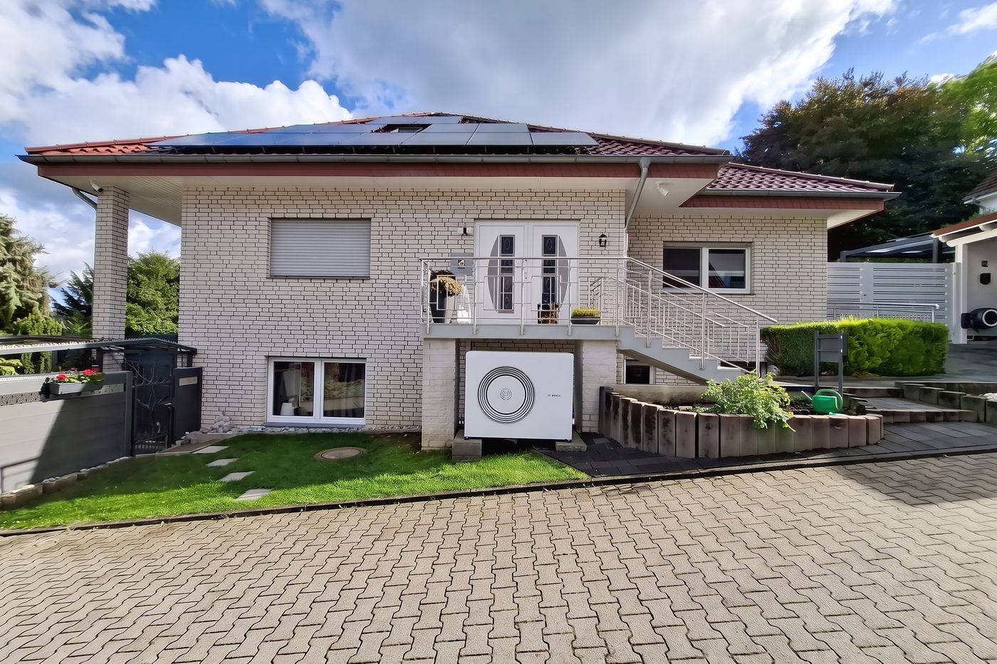 Wohnhaus mit Photovoltaikanlage und Wärmepumpe