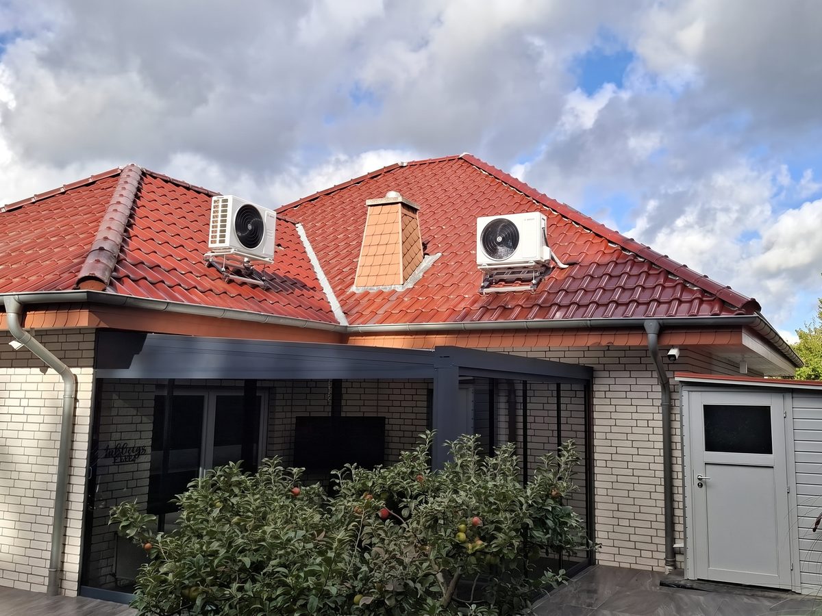Klimaanlage am Wintergarten eines Wohnhauses