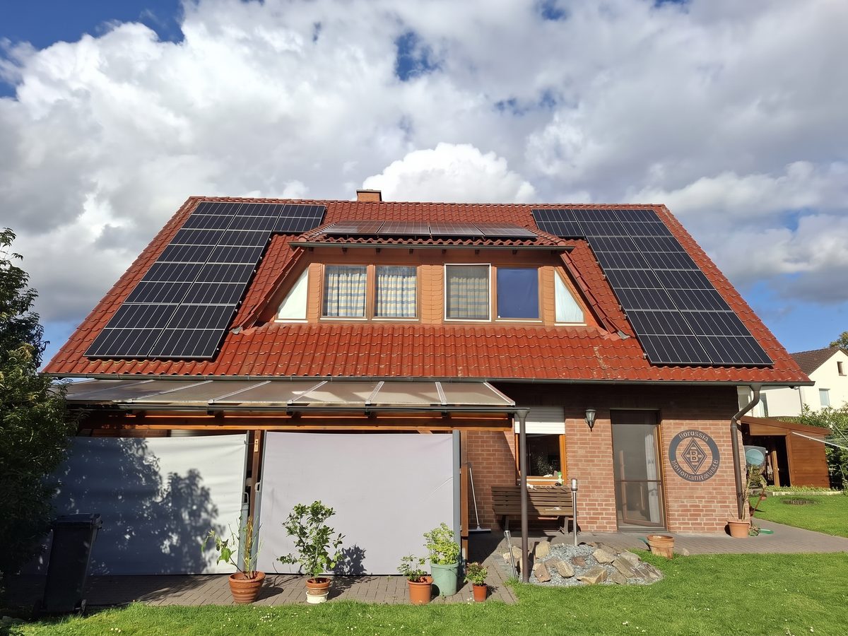 Photovoltaikanlage auf dem Dach eines Einfamilienhauses