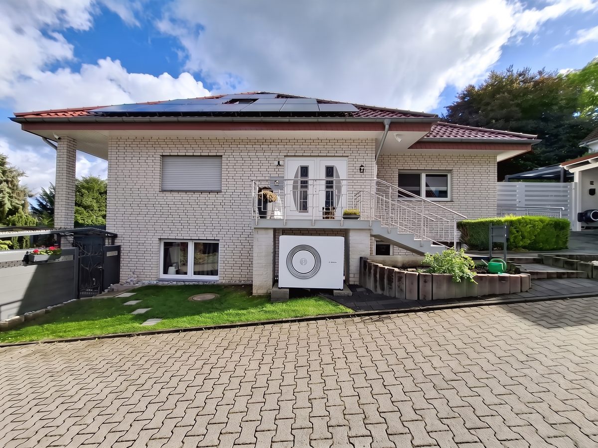 Wohnhaus mit Photovoltaikanlage und Wärmepumpe