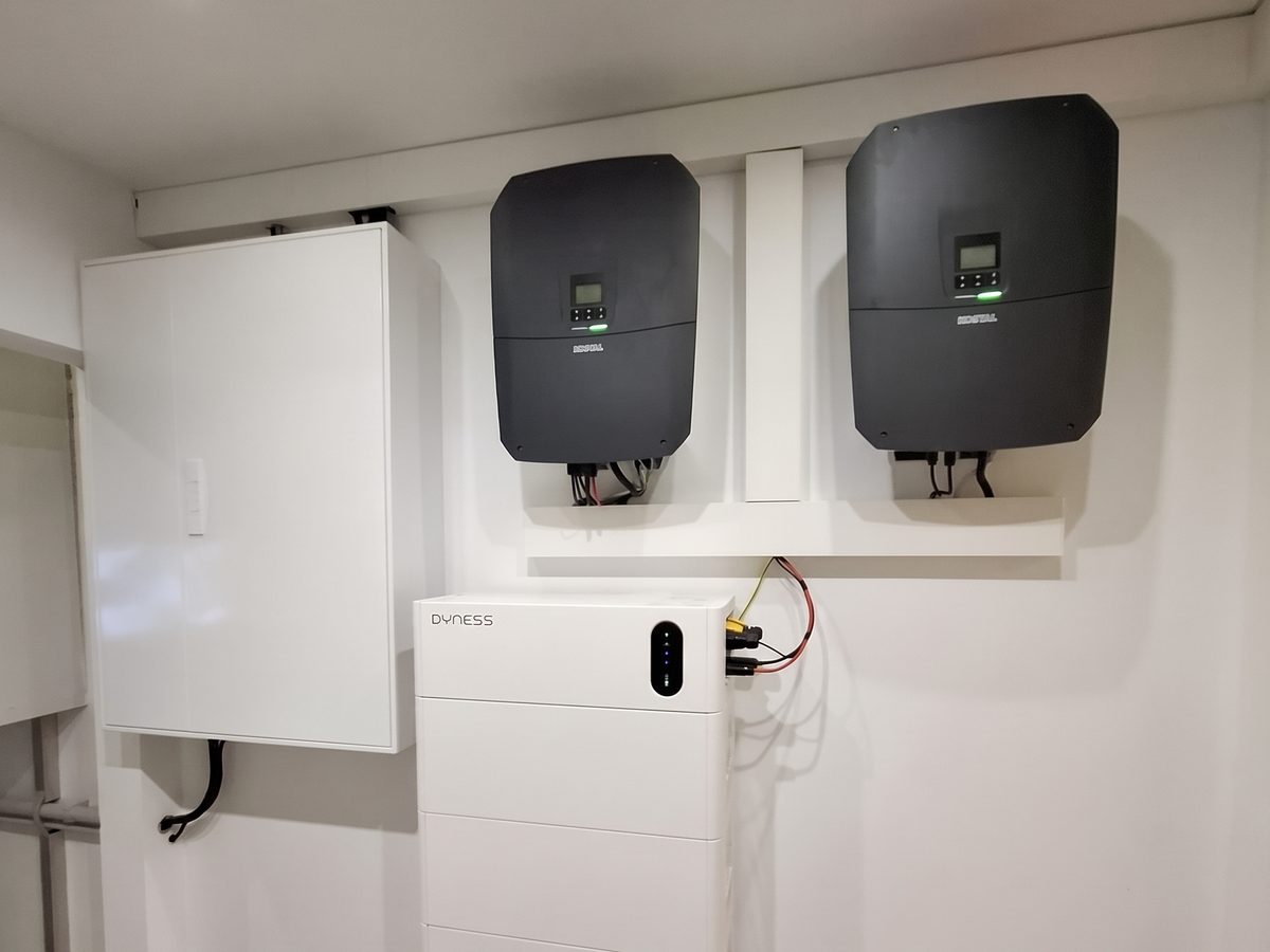 Wechselrichter und Batteriespeicher an einer Wand