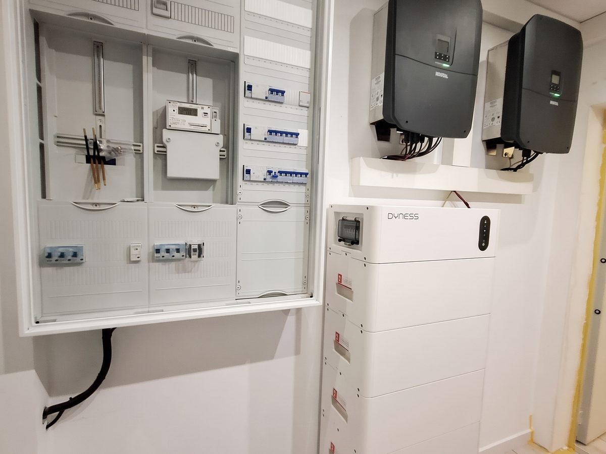 Zählerschrank und Batteriespeicher im Hauswirtschaftsraum