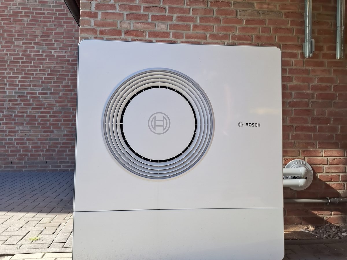 Wärmepumpe als Außengerät an einer Hauswand