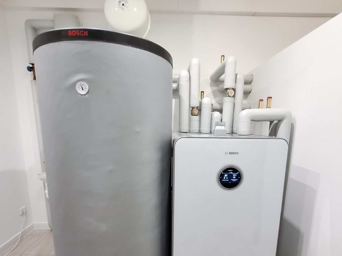Neue Wärmepumpe mit Warmwasserspeicher im Heizungsraum